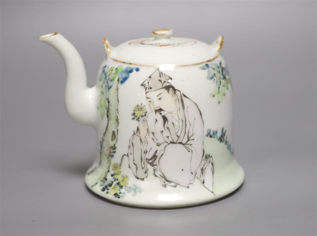 A Chinese enamelled porcelain bell-shaped teapot and cover, height 11cm